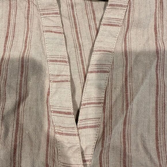 NWOT- Jones & Co Women’s Short Sleeve V Neck Cream Top Shirt Side Slit - Size SM - Picture 8 of 9